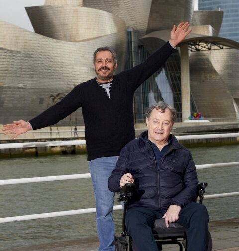 Majed e Joseba em frente ao Museu Guggenheim de Bilbao
