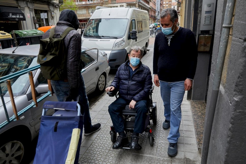 Majed, refugiado da Síria estebelecido em Bilbao, anda pela cidade com seu amigo e chefe Joseba