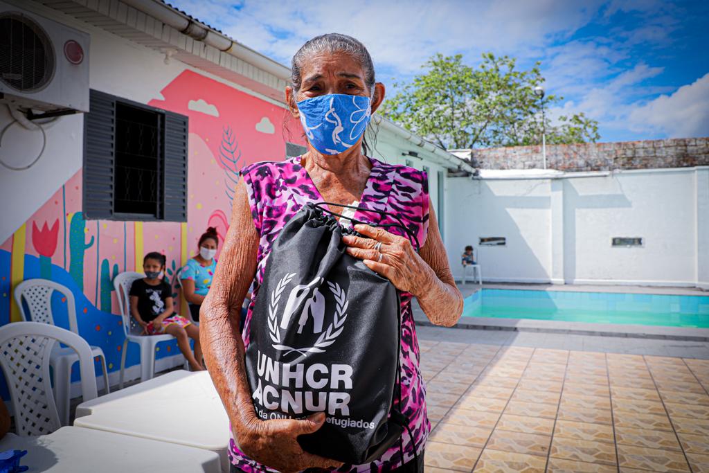 Idosa refugiada venezuelana coleta itens essenciais distribuídos pelo ACNUR em Manaus, norte do Brasil
