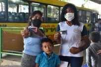 Com apoio do ACNUR, crianças e jovens indígenas da Venezuela usam transporte público para frequentar escola em Boa Vista