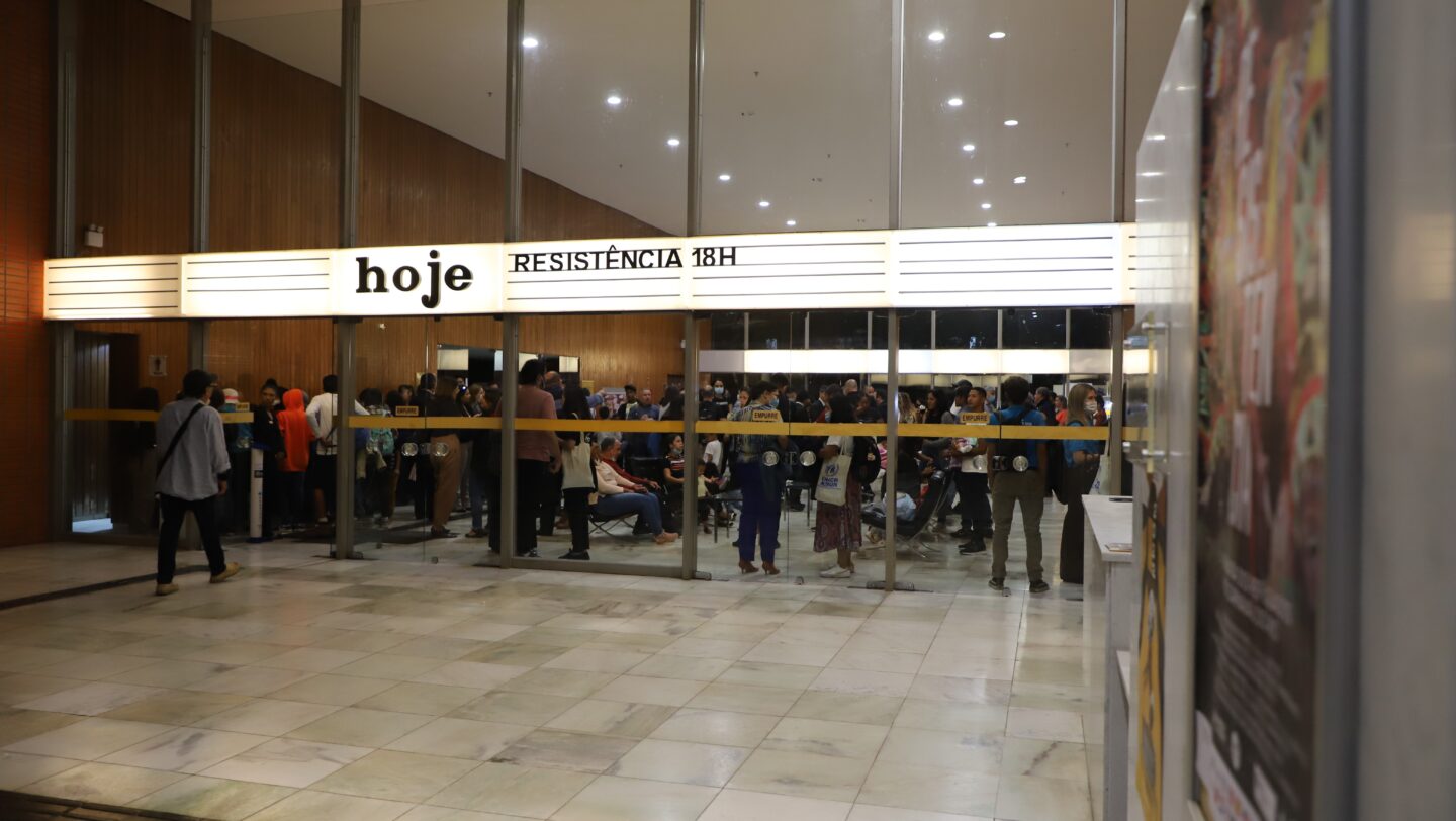 Famílias refugiadas que vivem no Distrito Federal participaram da pré-estreia do documentário “Resistência”, no Cine Brasília. © ACNUR Vanessa Beltrame (10)