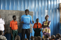 Com o ACNUR, Wenyen Gabriel, do LA Lakers, visita terra natal Sudão do Sul para “falar em prol das pessoas refugiadas e deslocadas”