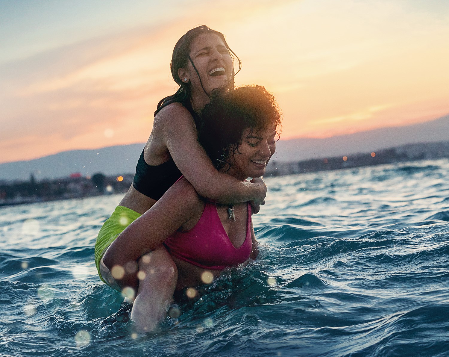 Por que o filme 'As Nadadoras', top 10 na Netflix, é mais do que