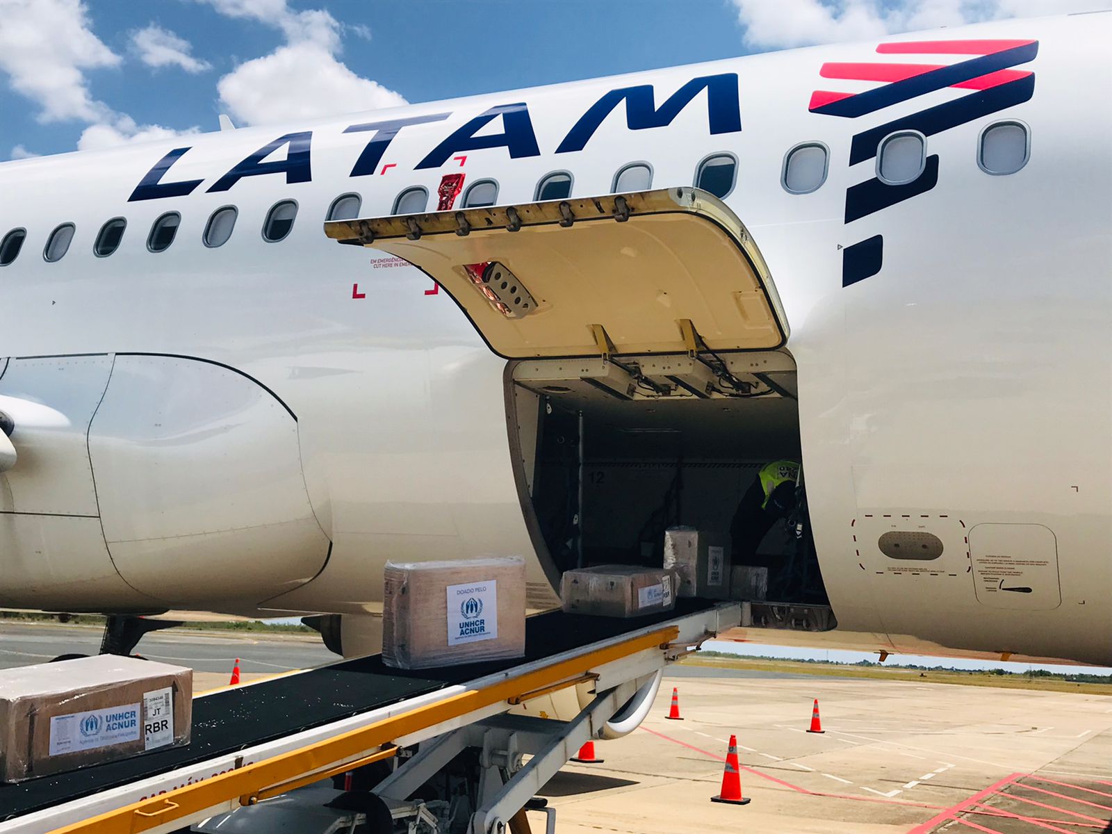 Avião Solidário da LATAM e ACNUR transportam mais de 2 toneladas