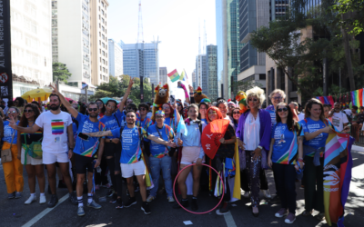 Pessoas refugiadas LGBTQIA+ celebram a diversidade e a inclusão na maior Parada do Orgulho do mundo