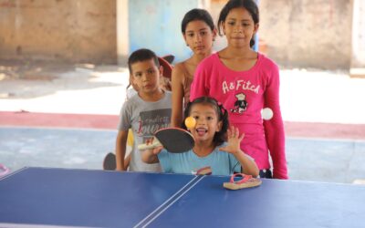Crianças refugiadas iniciam prática de tênis de mesa em centro de acolhida de Brasília apoiado pelo ACNUR