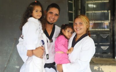Enquanto sonha viver do Taekwondo, casal de refugiados dá aulas em projeto social no DF