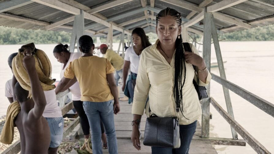 Moreno caminha ao longo do píer em Togoromá, o vilarejo no rio San Juan, em Chocó, onde ela vivia com sua família antes de ser deslocada pelo conflito armado. © ACNUR/Nicolo Filippo Rosso 