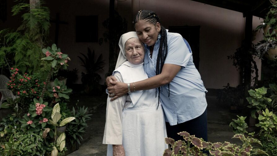 Moreno abraça a Irmã Maria del Carmen, uma freira que vive no vilarejo de Noanamá, em San Juan, que abriga pessoas deslocadas de outras partes de Chocó. © ACNUR/Nicolo Filippo Rosso 