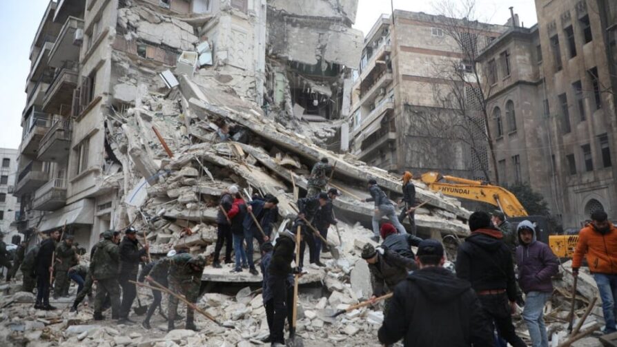 Equipes de resgate procuram sobreviventes nas ruínas de um prédio no bairro de Al-Aziziyeh, em Aleppo, Síria.