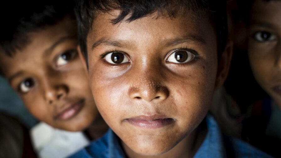 Crianças rohingya em um espaço para crianças no campo de refugiados de Kutupalong, Bangladesh.