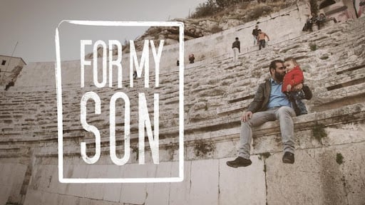 Imagem do documentário For my son (2016), de Chris Temple e Zach Ingrasci. A foto mostra pai e filho abraçados, refugiados, em uma escada.