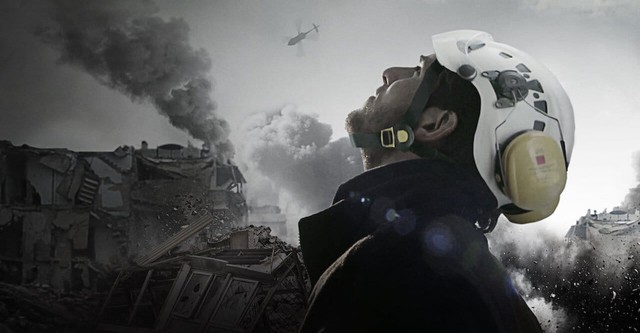 Imagem do documentário Os Capacetes Brancos (2016), de Orlando von Einsiedel. Um homem com um capacete branco olha para cima em meio a um bombadeio.