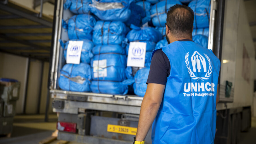 Funcionários do ACNUR carregam caminhões com suprimentos de emergência, como lonas, kits de higiene e lonas plásticas serão distribuídas nas áreas afetadas pela tempestade Daniel, na Líbia.
