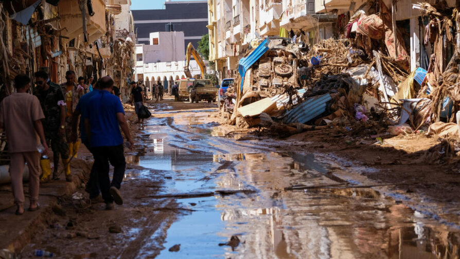 Casas destruídas e ruas inundadas devido às enchentes causadas pela Tempestade Daniel na Líbia.