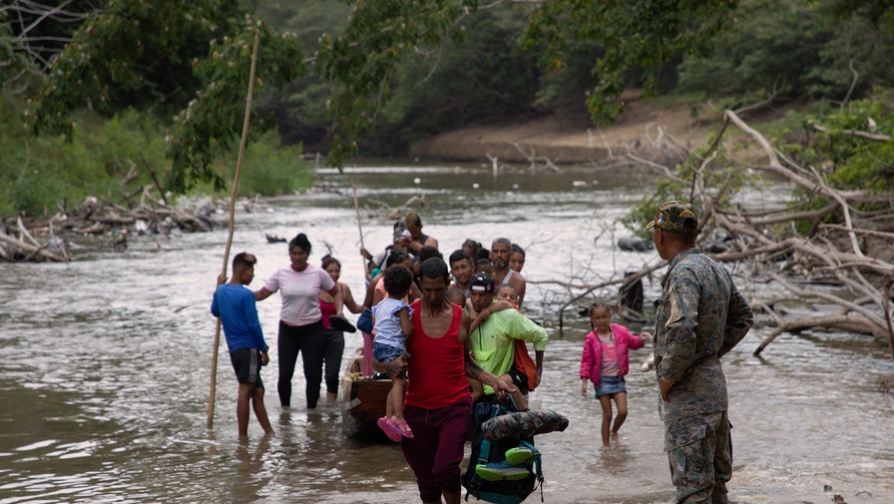 Com necessidades humanitárias e correndo risco de vida, pessoas refugiadas e migrantes atravessam a pé a densa selva de Darién, no Panamá. Muitas delas são crianças e adolescentes.