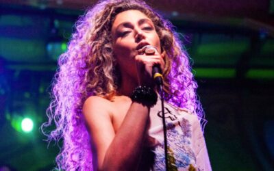 Cantora iraniana reconstrói vida no Brasil: “Fazer música é minha respiração”