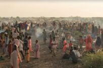 Milhares de pessoas ainda fogem do Sudão diariamente, após um ano de guerra