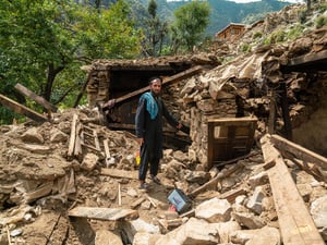 Un hombre señala los escombros de su casa tras un terremoto en la provincia de Kunar, al este de Afganistán