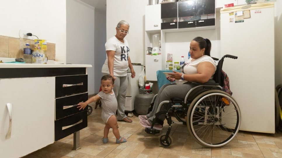 Gabriela Peña em casa, no modesto apartamento de dois quartos em São Paulo que ela e sua família alugaram após serem realocados de Roraima