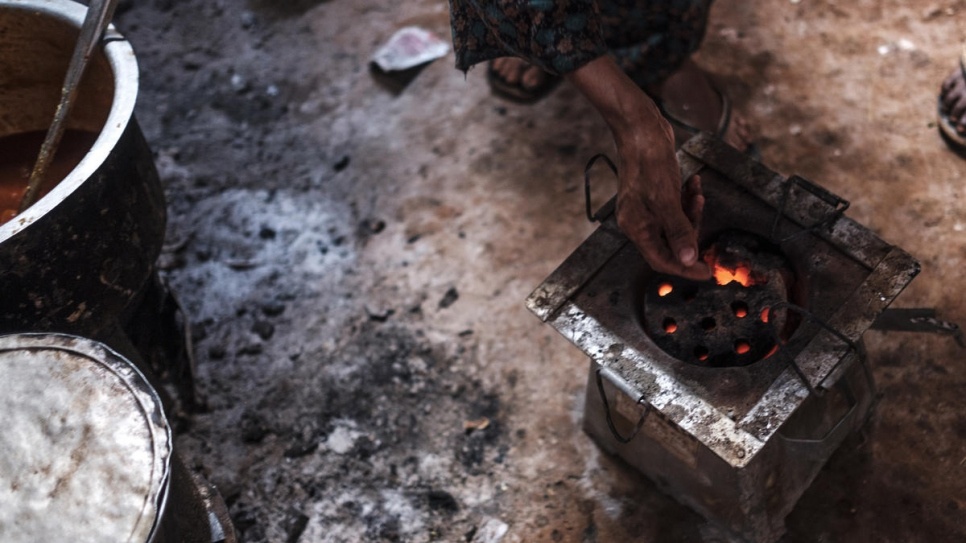 Briquete de queima. Essa energia alternativa gera renda para os refugiados somalis e para as comunidades locais na Etiópia