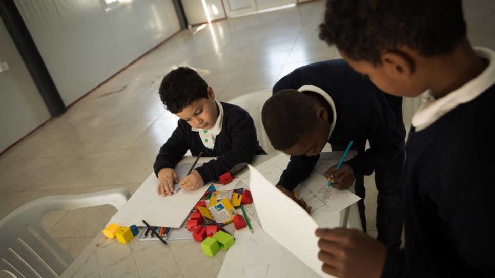 As crianças são incentivadas a compartilhar suas experiências através de desenhos