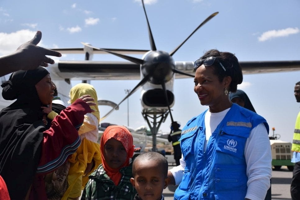 Ann Encontre, representante do ACNUR na Etiópia recebe os repatriados no aeroporto de Dire Dawa, na Etiópia