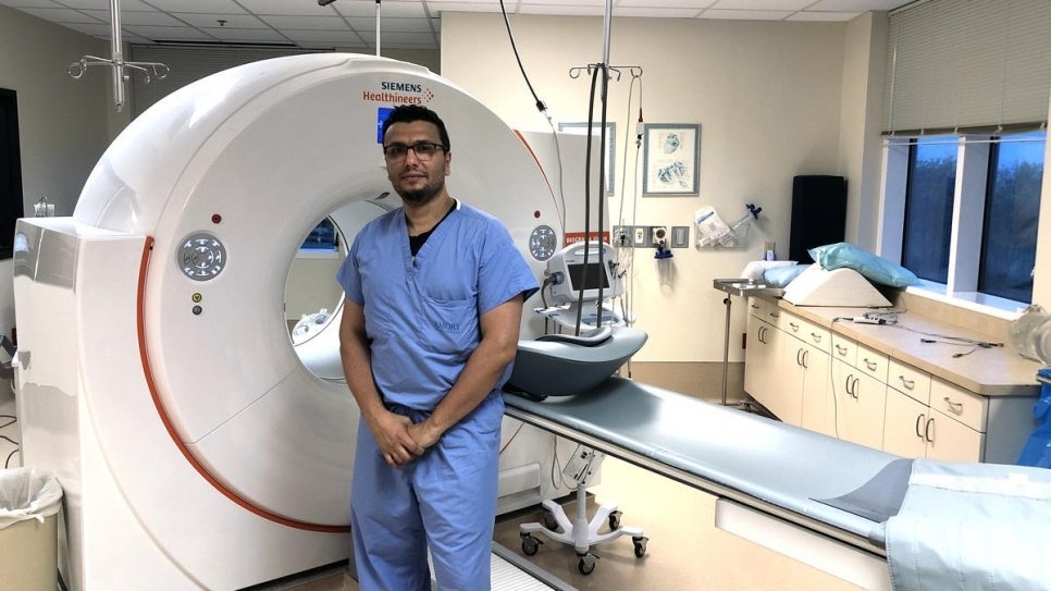 O ex-refugiado sírio Heval Kelli é bolsista de cardiologia em um grande hospital em Atlanta, nos Estados Unidos. Ele também foi voluntário em um local de testes drive-through para COVID-19
