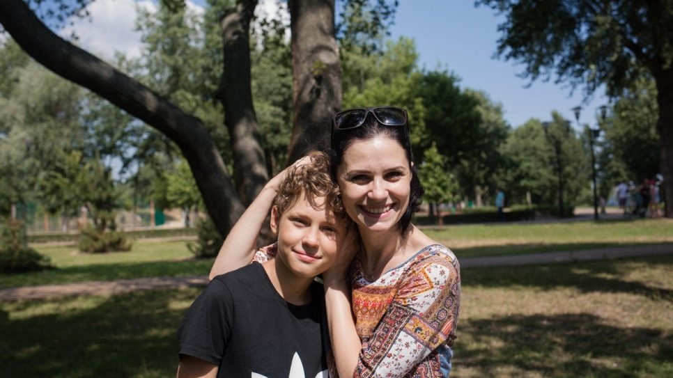 Valentyna Uvarova e seu filho Nazar são fotografados em Natalka Park, Kiev, durante uma festa de aniversário de Pavlo Soroka, filho de Tetiana Baransova