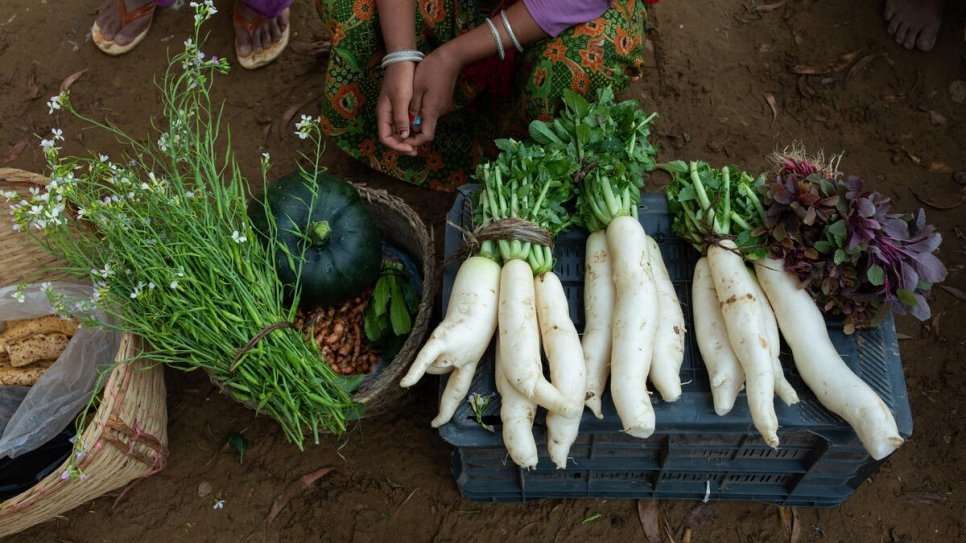 Os centros de coleta de vegetais permitem que agricultores como Mathana vendam seus produtos localmente e a um preço justo