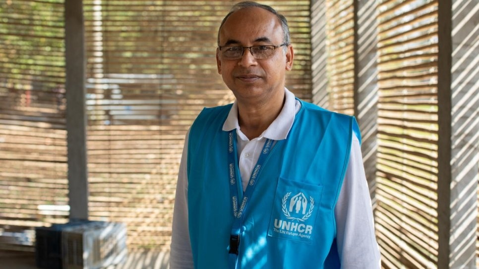 Subrata Kumar Chakrabarty, oficial de meios de vida do ACNUR, diz que os centros de coleta de vegetais melhoraram a capacidade dos agricultores locais de alimentarem suas famílias