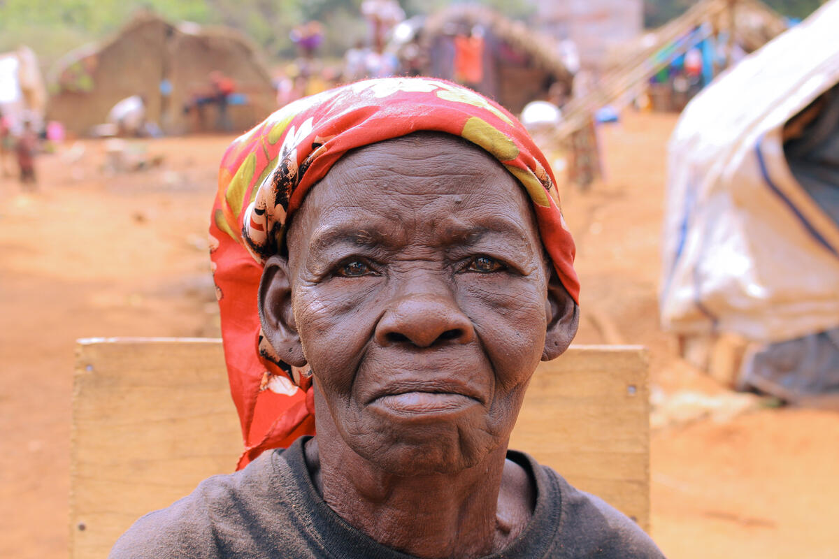 Un mujer mayor de República Centroafricana mira a la cámara con una mirada triste
