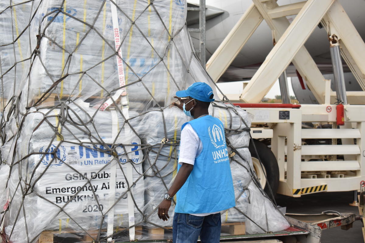 Un trabajador de ACNUR revisa la carga de un vuelo humanitario con destino Burkina Faso