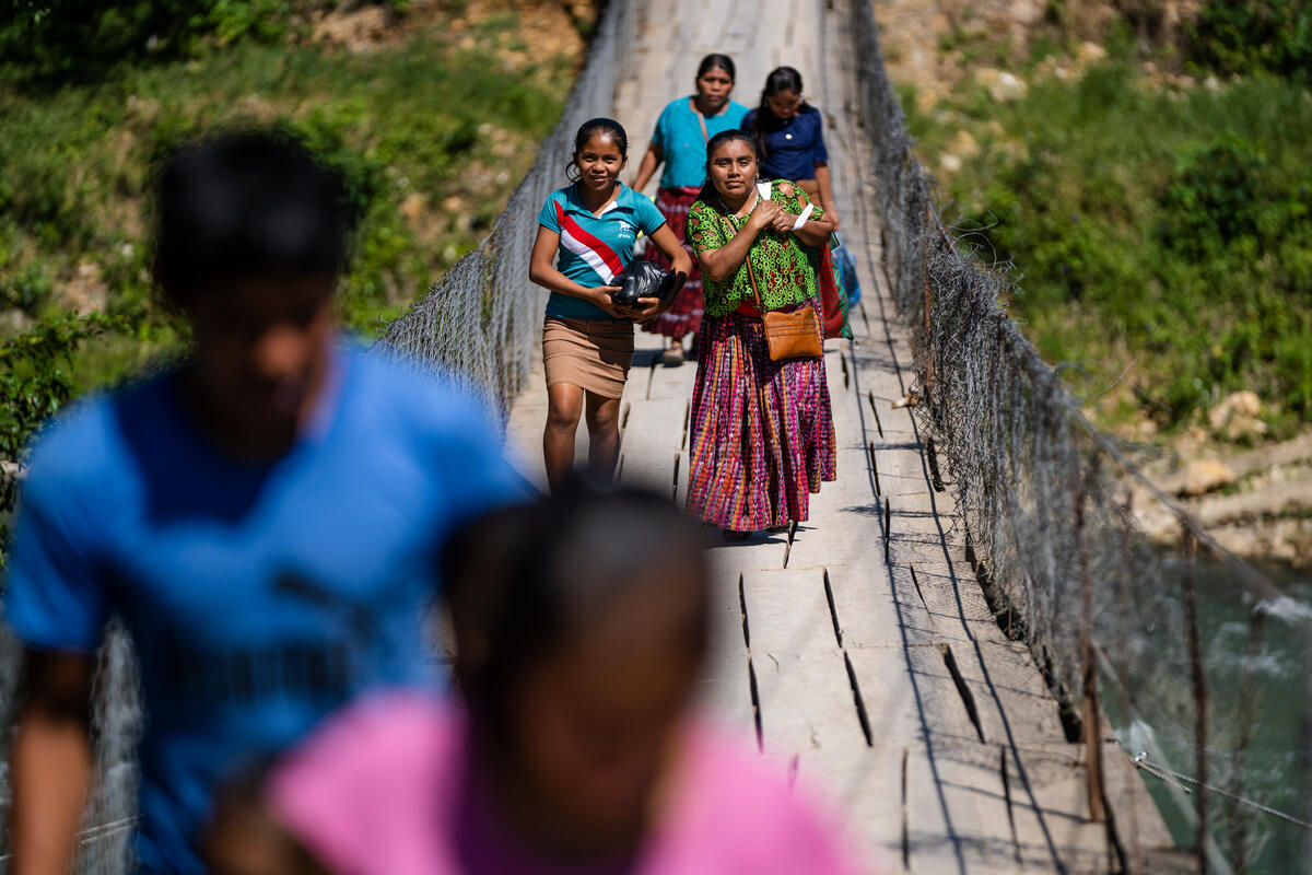 Un pequeño puente colgante utilizado por refugiados y solicitantes de asilo para cruzar de Guatemala a Belice en el pueblo de Arenal en Belice, en la frontera con Guatemala.