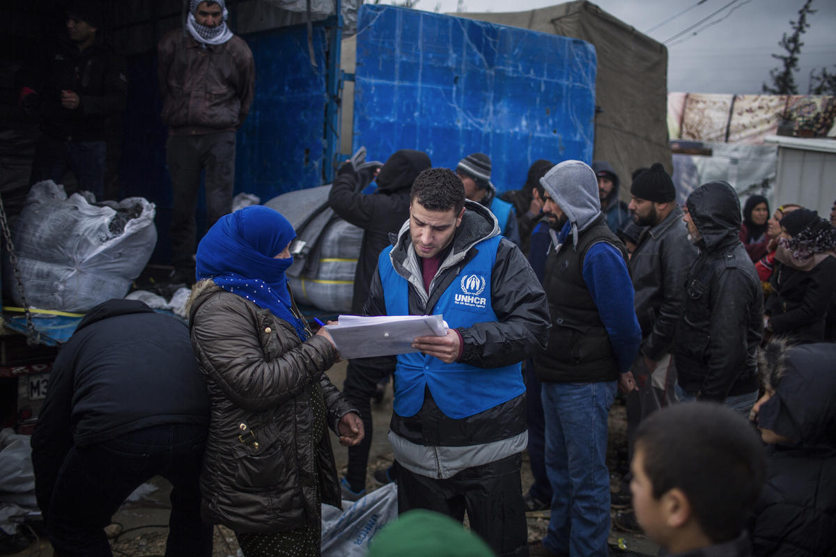 Un trabajador de ACNUR hablando con una refugiada siria en el Líbano.