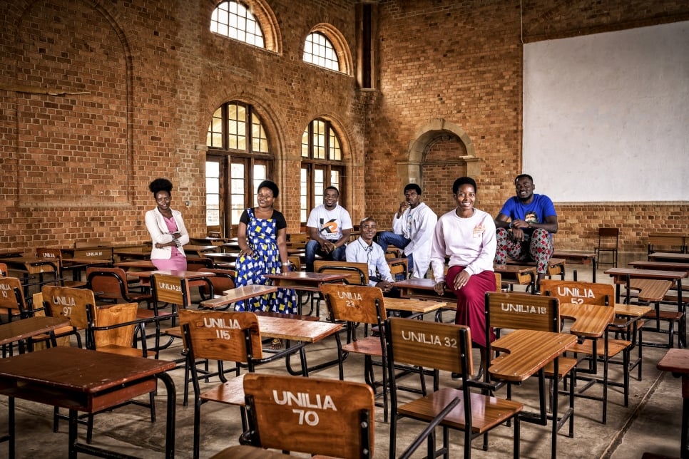 Un grupo de personas en un aula de clases