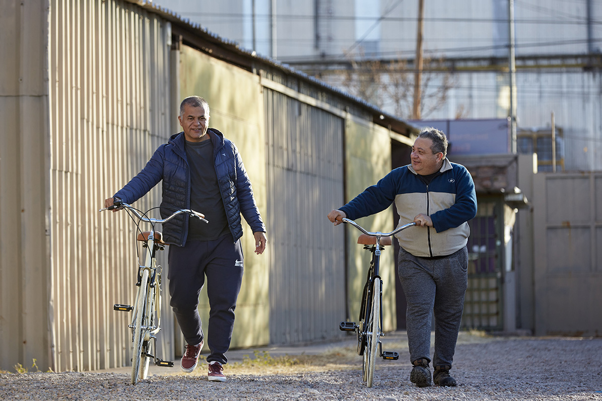 Ángel y Nelson: pasión por las bicicletas en una ciudad que se recupera tras el paso de la pandemia. Ángel y Nelson: pasión por las bicicletas en una ciudad que se recupera tras el paso de la pandemia.