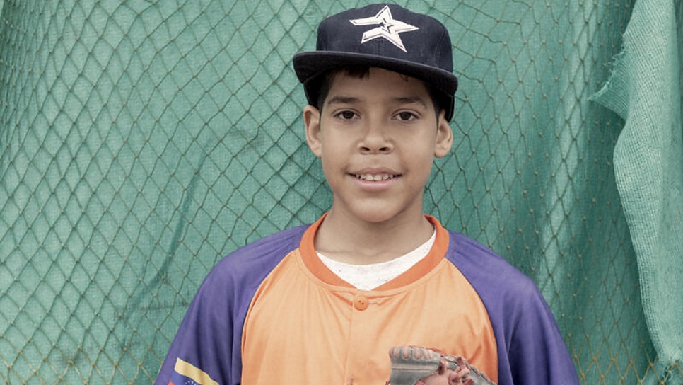 Javier Alejandro Enrique, un joven jugador de béisbol venezolano durante un entrenamiento en Lima, Perú.
