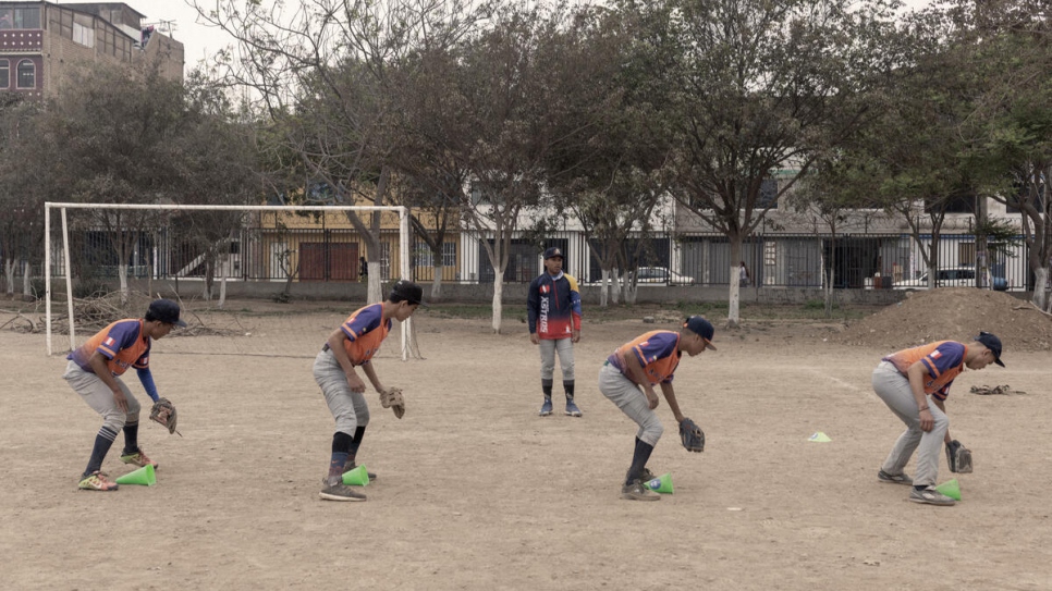 Los Astros entrenando en un parque del distrito de San Juan de Lurigancho, en el norte de Lima, Perú.