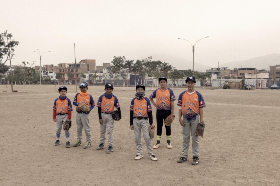 Jóvenes jugadores de béisbol nacidos en Venezuela durante un entrenamiento en Lima, Perú.