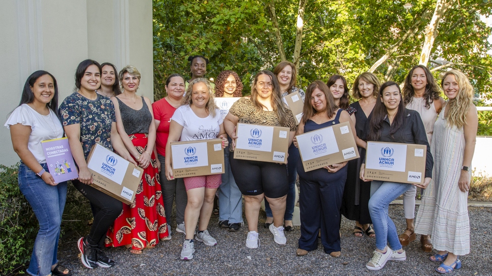Mujeres que hasta ahora no contaban con una notebook podrán, a partir de ahora, trabajar y seguir capacitándose como programadoras. Mujeres que hasta ahora no contaban con una notebook podrán, a partir de ahora, trabajar y seguir capacitándose como programadoras.