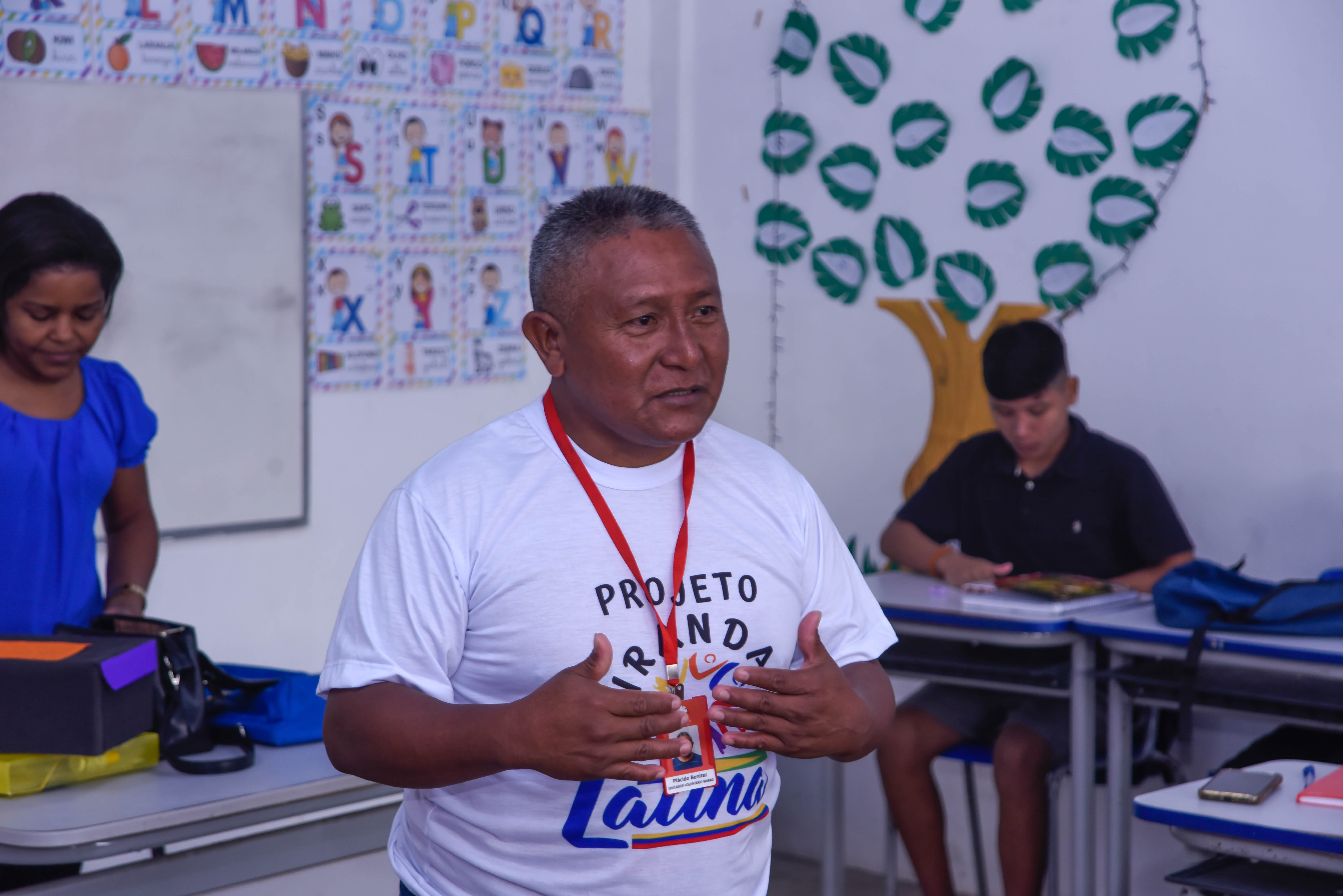 Plácido trabaja como traductor y mediador cultural para niños indígenas Warao en la escuela municipal de Mocambinho, en Teresina (Piauí).