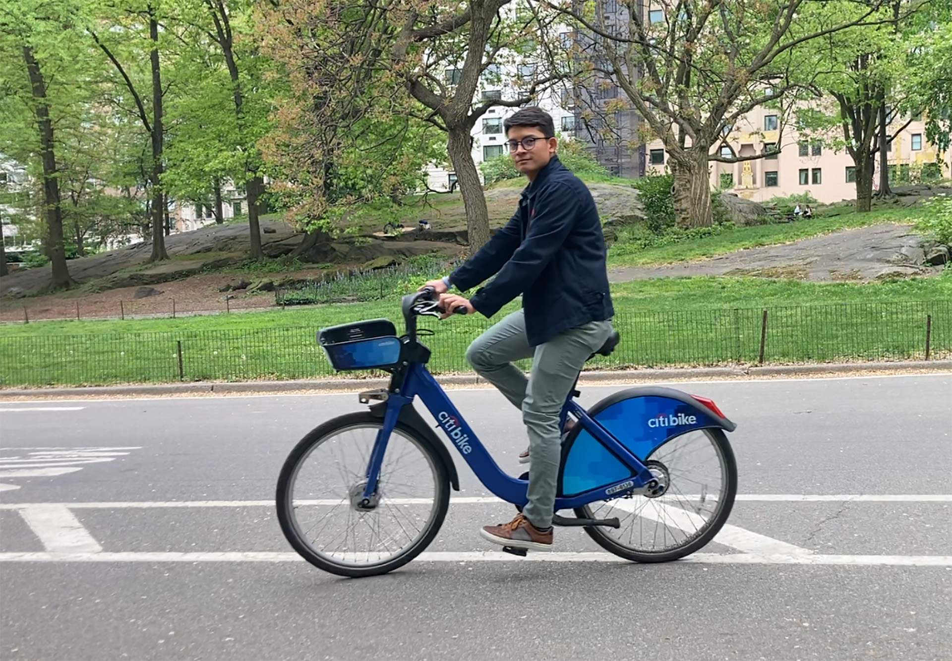 El joven líder no desaprovechó la oportunidad de montar en bicicleta durante su viaje en Nueva York, justo como lo hace en su comunidad en El Salvador.