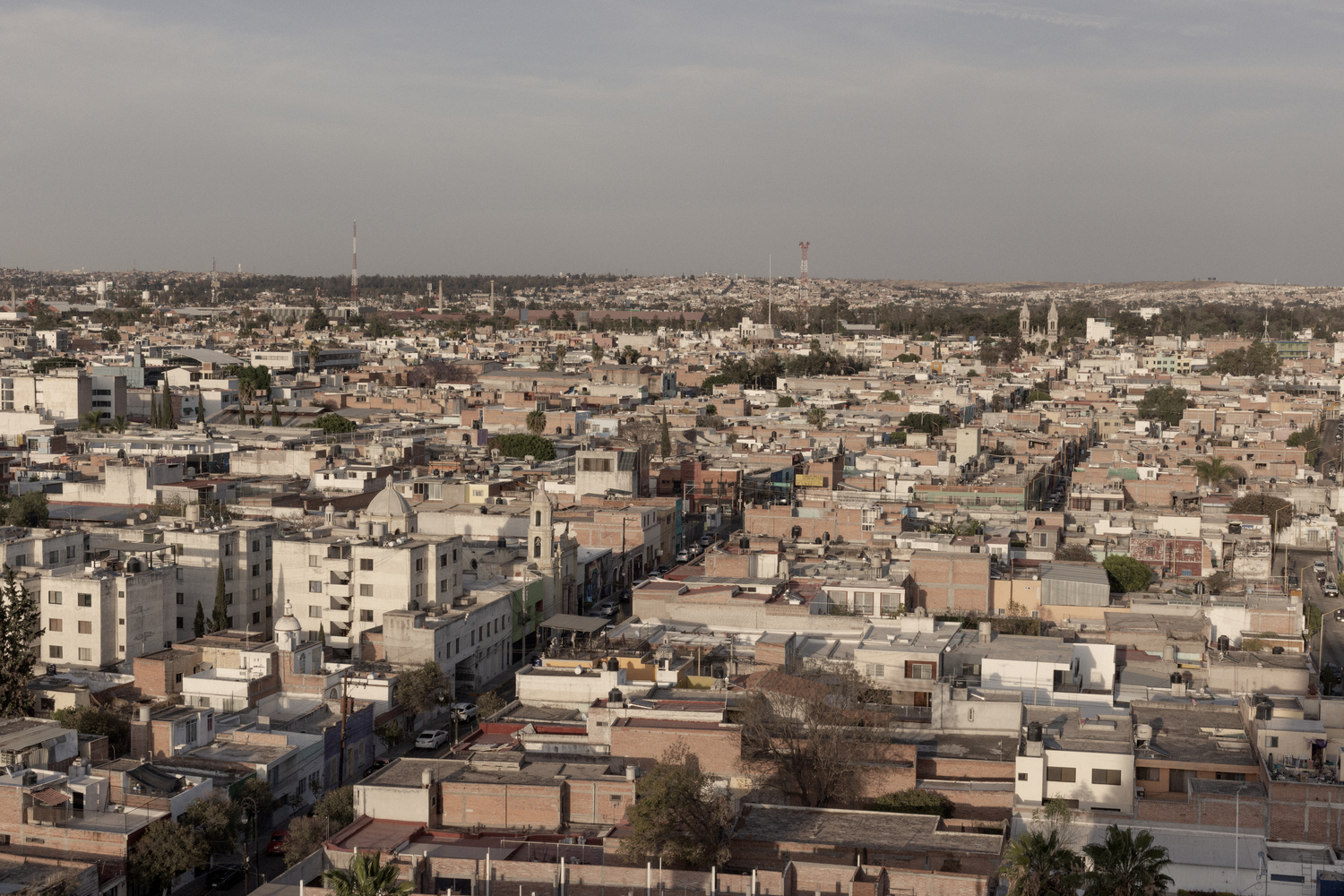 Vista de una ciudad desde la azotea. Vista de una ciudad desde la azotea.