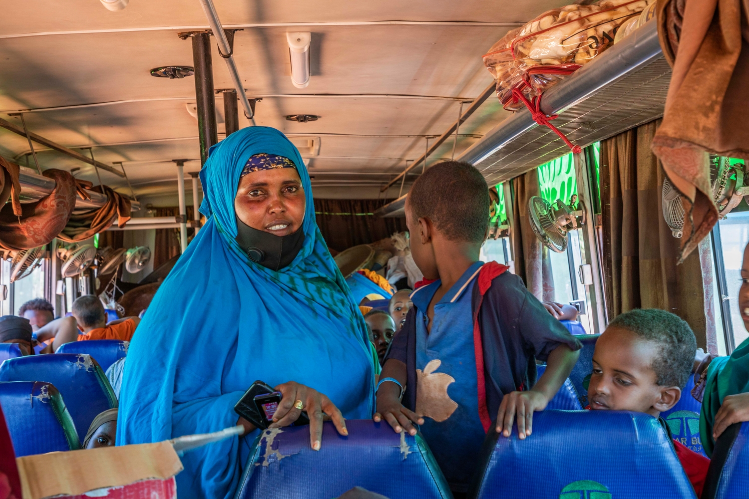 Hinda y su familia a bordo del autobús con destino al nuevo asentamiento de Mirqaan.