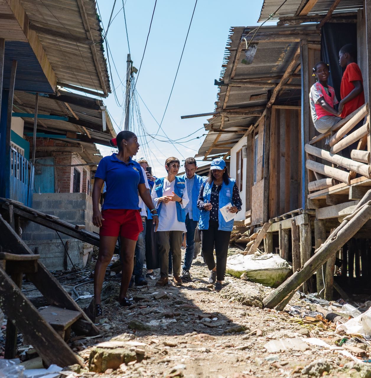 La Presidenta del Comité Ejecutivo de ACNUR, Embajadora Kadra Ahmed Hassan, visita el barrio Santa Fé, en Buenaventura, Colombia.