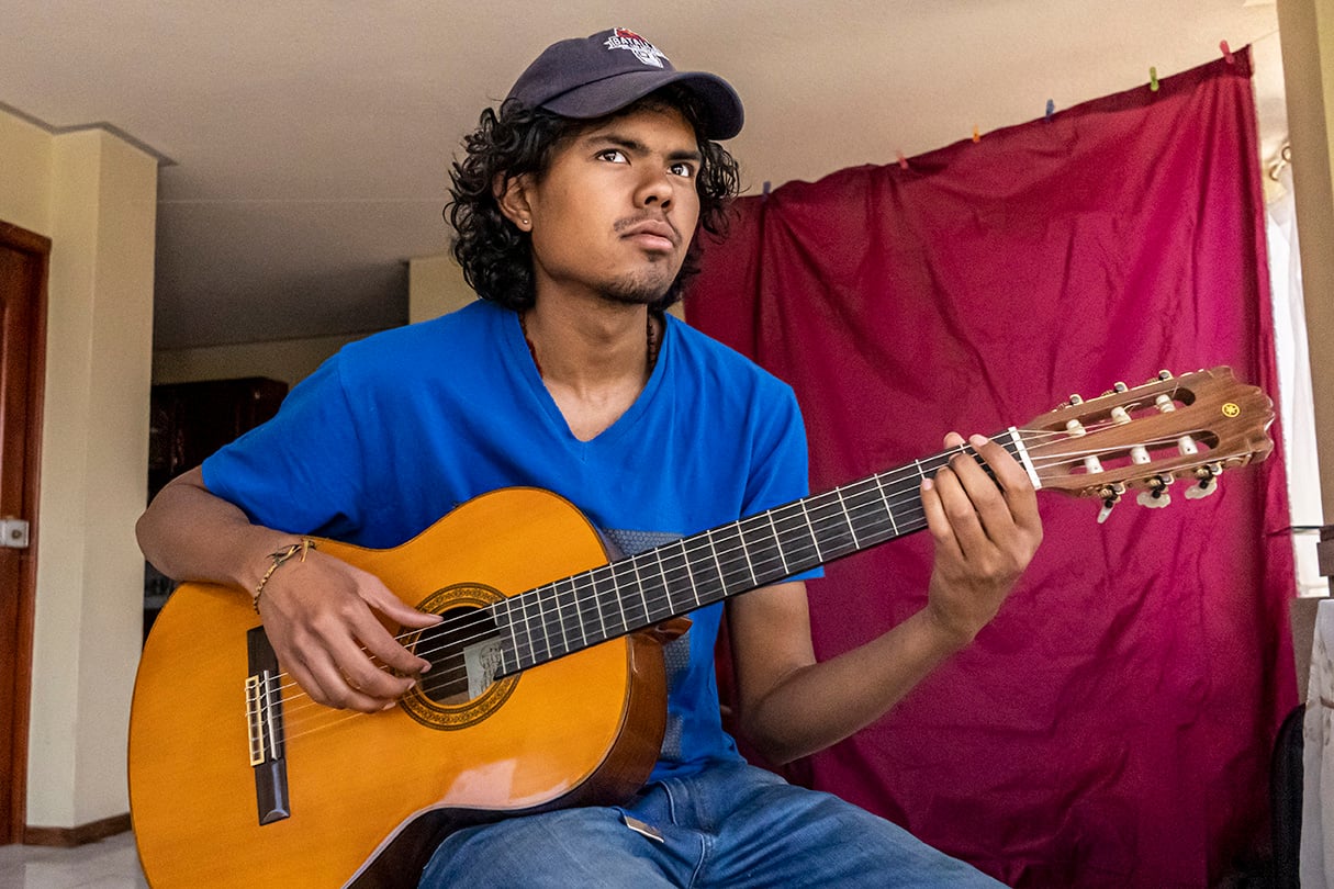 Ángel también compone música y toca guitarra. La expresión artística le ha ayudado en su proceso de integración.