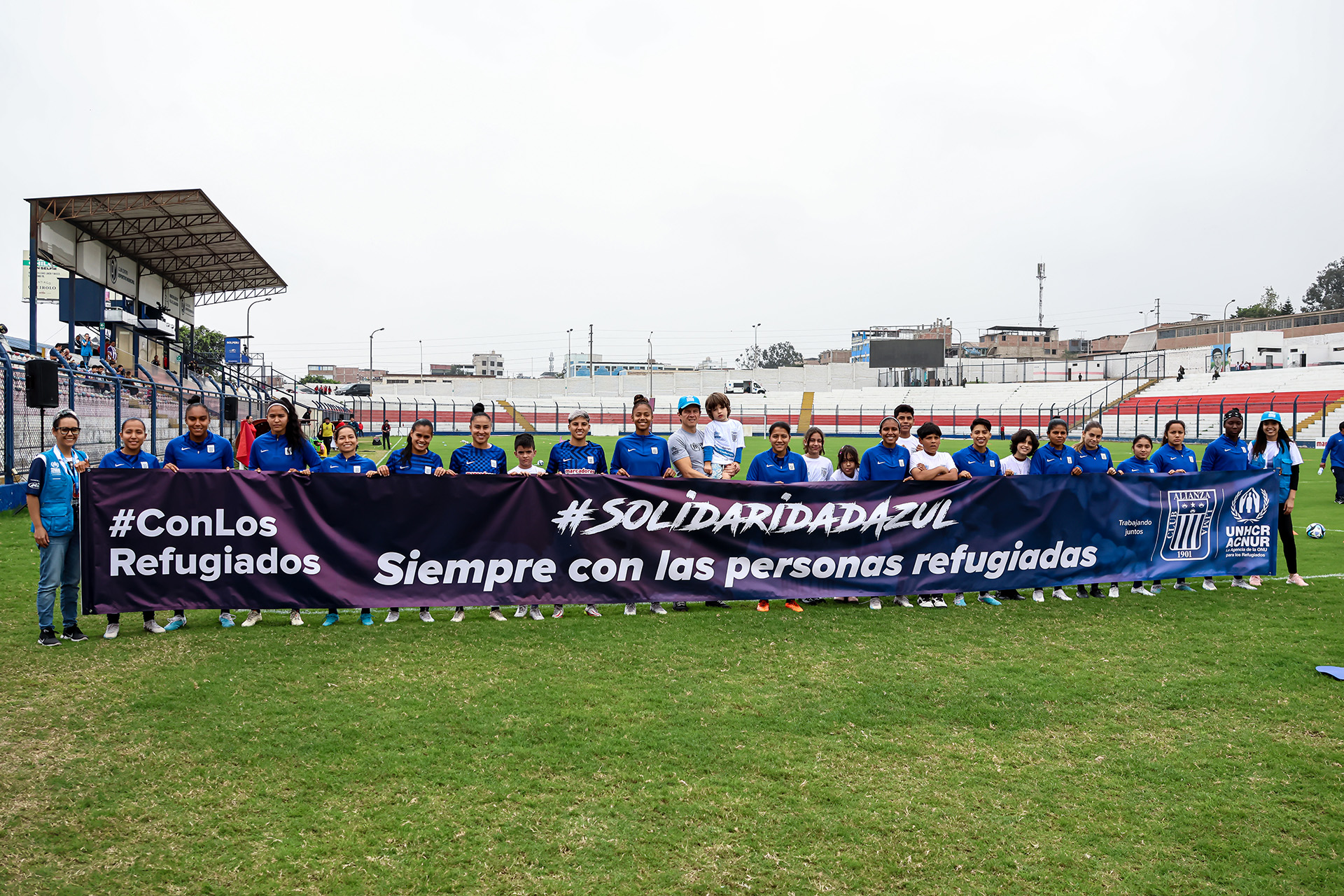 El representante adjunto de ACNUR en Perú, Christian Carrillo, con el equipo de primera de femenino de Alianza Lima. El representante adjunto de ACNUR en Perú, Christian Carrillo, con el equipo de primera de femenino de Alianza Lima.