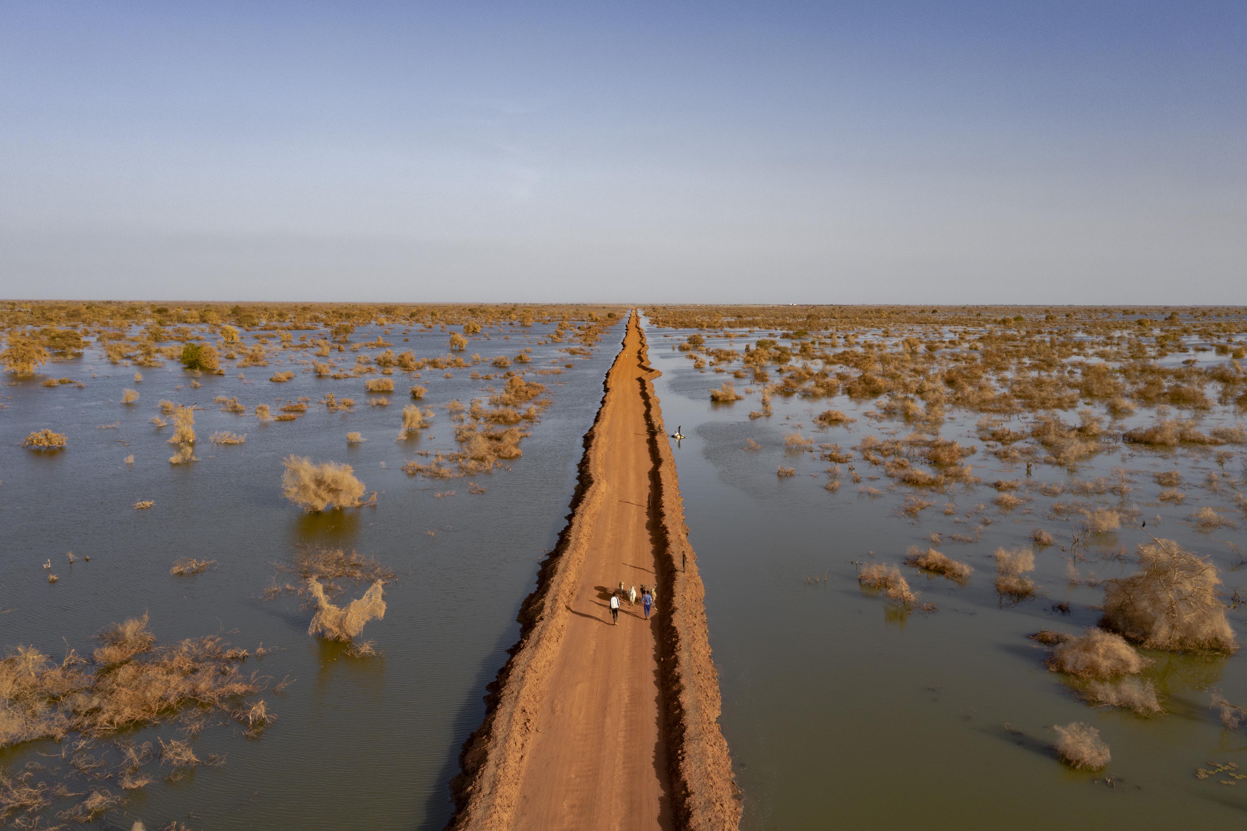 Una carretera atraviesa aguas que se extienden hasta el horizonte.