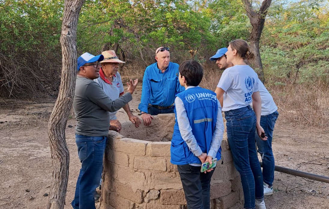 El Asesor Especial de Acción Climática de la Agencia de la ONU para los Refugiados, Andrew Harper (camisa azul), junto al equipo de ACNUR durante su visita a comunidades en el departamento de La Guajira, Colombia. El Asesor Especial de Acción Climática de la Agencia de la ONU para los Refugiados junto al equipo de ACNUR durante su visita a comunidades en el departamento de La Guajira, Colombia.